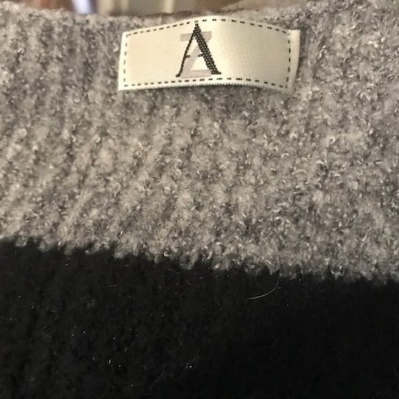 Classic Stripe V-neck Sweater - Picture 4 of 4